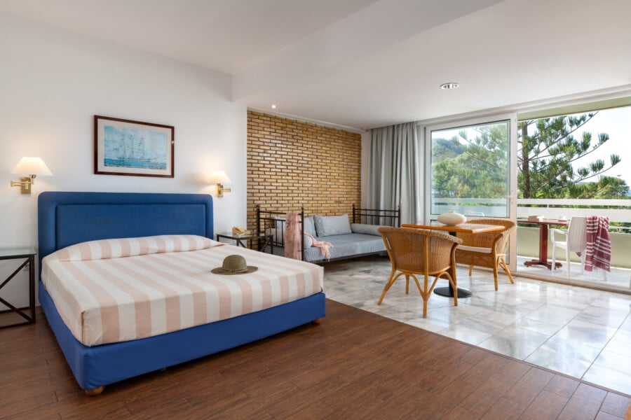 Προσκεκλητικό κρεβάτι στο ευρύχωρο μεγάλο διαμέρισμα δύο δωματίων στο ξενοδοχείο Dionysos.
