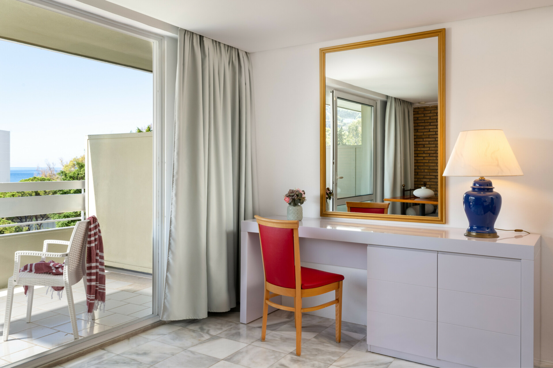 Εσωτερική άποψη του διαμερίσματος δύο δωματίων του ξενοδοχείου Dionysos με ευρύχωρη διαρρύθμιση και μπαλκόνι